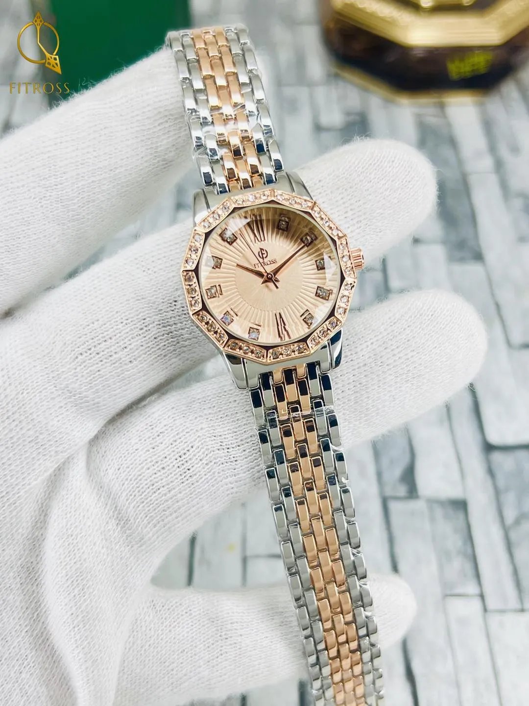 Stylish Women's Quartz Chain Strap Watch- 1Pcs